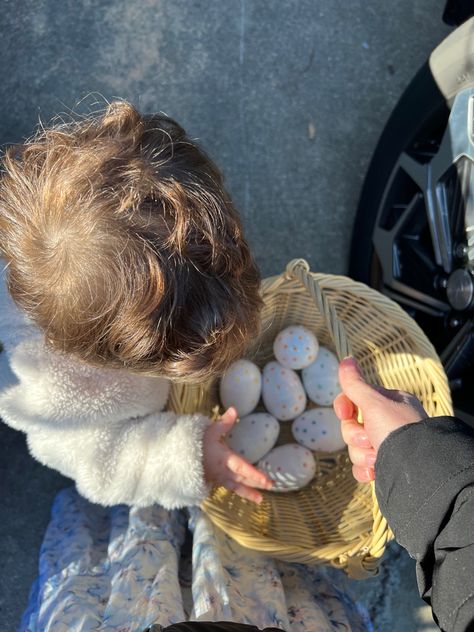 Family Pictures No Faces, Family Photo No Faces, Baby No Face Photos, Hidden Baby Face Photos, Easter Instagram Pictures, No Face Kids Pictures, Baby Pictures Without Showing Face, Faceless Kid Pictures, No Face Baby Pictures