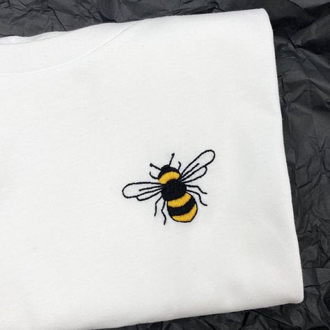 Bee Cute, Clothes Embroidery Diy, Embroidery T Shirt, Bee Embroidery, Etsy Diy, Embroidery Tshirt, Hand Embroidery Patterns Flowers, Diy Embroidery Patterns, Embroidery Videos