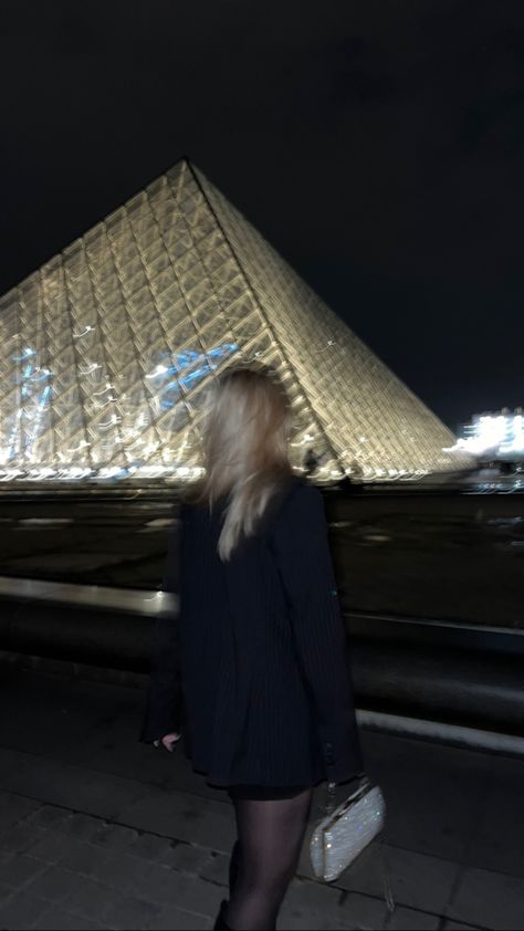 Loulou Paris, Paris Nye, Louvre At Night, Paris Ootd, Louvre Pyramid, France Fashion, Louvre Paris, Ootd Outfit, Pyramid