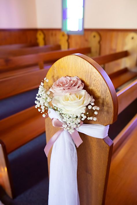 Quinceanera Church Decorations, Simple Church Wedding, Wedding Pew Decorations, Ceremony Decorations Church, Church Aisle Decorations, Pew Flowers, Wedding Church Decor, Pew Decorations, Wedding Pews