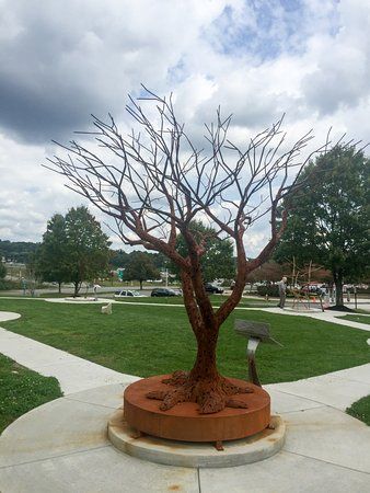 Metal Tree Sculpture Ideas, Tree Sculpture Outdoor, Donor Tree, Metal Trees, Metal Tree Sculpture, Beckley West Virginia, Art Park, Welding Ideas, Bali Ubud