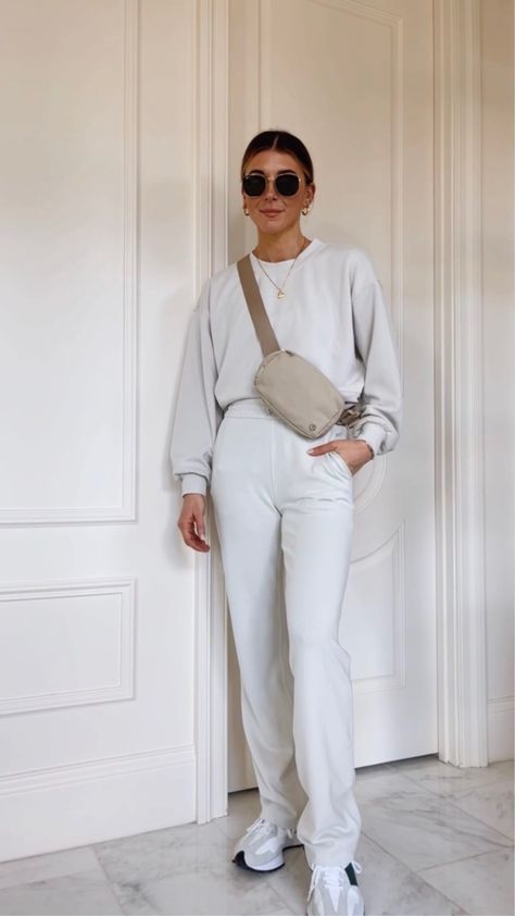 How To Style White Sweatshirt, Lululemon Sweatshirt Outfit, Gray Lululemon Belt Bag Outfit, Lululemon Street Style, Lululemon Sweatpants Outfit, Lululemon Belt Bag Outfit Fall, Styling Lululemon Belt Bag, Lululemon Belt Bag Outfit Aesthetic, Lululemon Softstreme Pants Outfit