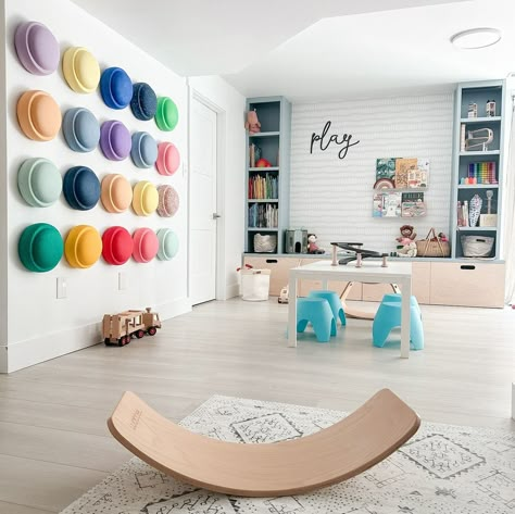 Active Playroom, Christmas Playroom, Kids Ministry Rooms, Toy Room Storage, Family Room Playroom, Decor Closet, Kindergarten Interior, Clinic Decor, Daycare Design