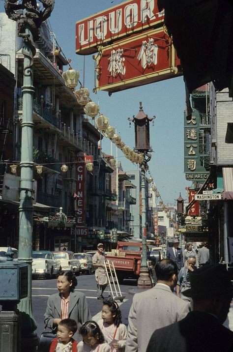 San Francisco 1951 Racial Segregation, Chinatown San Francisco, The Heist, Art Appliqué, Retro Photo, Vintage New York, San Fran, Urban Life, Street Photo