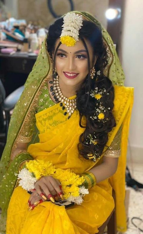 #Dhakai-Jamdani #Bangaldeshi Traditional wear #Bangladesh 💚❤ Mehandi Makeup Look For Bride, Gaye Holud Hairstyles, Gaye Holud Makeup, Haldi Look For Bride In Saree, Bengali Haldi Look, Gaye Holud Bengali Bride, Haldi Looks, Holud Bride, Haldi Look For Bride