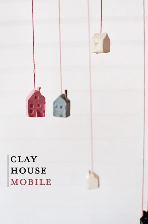 Clay House Mobile Diy Clay House, Diy Keramik, Mobile Hanging, Clay House, Fairy House Diy, Clay Houses, Diy Mobile, Diy Fairy, Cute Polymer Clay