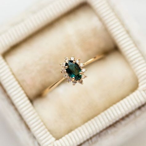 Vintage Ring Emerald, Engagement Rings Color, Color Engagement Rings, Rose Gold Moissanite Engagement Ring, Gold Moissanite Engagement Ring, Moissanite Engagement Ring Vintage, Local Eclectic, Wedding Women, Cute Engagement Rings