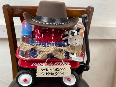 Western Baby Gift Basket, Cowboy Baby Shower Gift Ideas, Cowboy Diaper Cakes For Baby Boy, Baby Boy Cowboy, Baby Boy Gift Baskets, Cowboy Cakes, Diy Diaper Cake, Cowboy Baby Shower, Cowboy Gifts