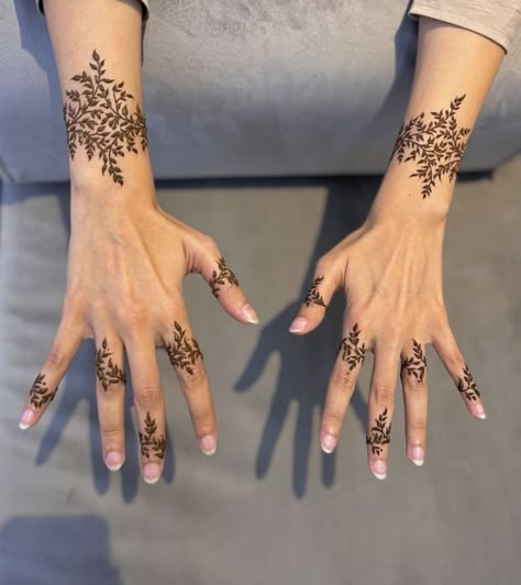 Modern Henna Designs Tattoo, Henna Designs Masculine, Simple Wedding Henna Designs, Modern Henna Designs Style, Latest Henna Designs Simple, Modern Henna Tattoo, Henna Tattoo Aesthetic, Henna For Fingers, Feet Henna Designs Simple