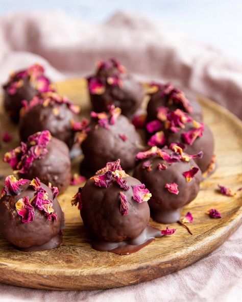 Valentine's Day is not far away!! 😍Who will you be making these for!? Rose Truffles, Chocolate Chip Cookie Dough Truffles, Cranberry Chocolate, Vegan Truffles, Cookie Dough Truffles, Coconut Peanut Butter, Chocolate Cookie Dough, Desserts Vegan, How To Roast Hazelnuts