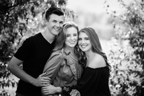 Family Of 3 Adults Photoshoot, Poses For Teenage Siblings, Family Picture Poses For 3 Single Mom, Sibling Photoshoot Older, 3 Adults Photography Poses, 4 Sibling Photography Poses, Three Sibling Poses, Mom With Adult Children Poses, Teen Siblings Photoshooting Ideas