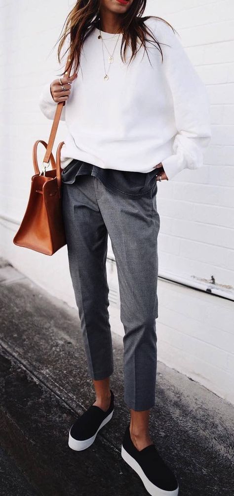 Sweater, trousers, slip ons, bag Work Sweaters, Casual Outfit Inspiration, Fall Outfits For Work, Fashion Life, Sweatshirt Outfit, Street Style Winter, Beauty Life, Grey Pants, Fall Nails