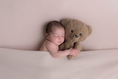 Posing A Newborn For Pictures, Newborn Easy Poses, Cute Easy Newborn Pictures, Easy Diy Newborn Pictures, Easy Newborn Photography Poses, Easy Newborn Photos, Newborn Photo Poses At Home, Beginner Newborn Photography Poses, Easy Diy Newborn Photos