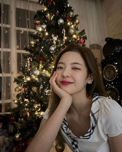 Yuna Christmas Itzy, Merry Christmas Meme, Itzy Pics, Christmas Memes, Merry Christmas Everyone, Christmas Icons, Imaginary Friend, My Baby, Soft Lighting