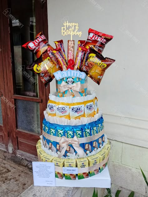 IG. @anchicraft Tart Snack Buket, Snack Cake Tower Birthday, Snack Tower Ideas, Snack Tart, Cake Hamper, Bucket Balon, Hampers Snack, 1st Birthday Boy Gifts, Snack Tower