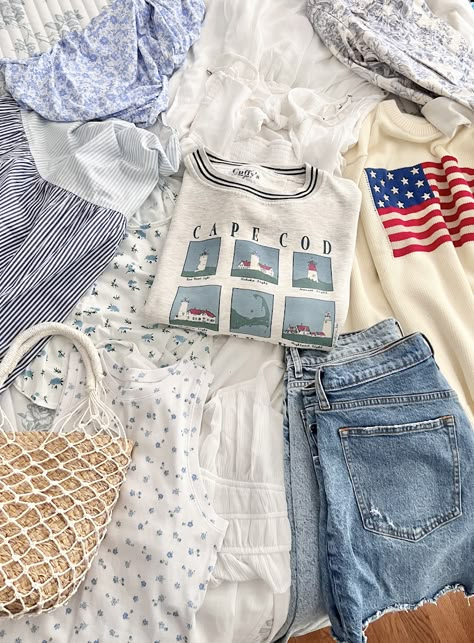 Cape Cod Mom Aesthetic, Nautical Aesthetic Outfit, New England Outfit Aesthetic, Mackinac Island Outfit Ideas, New England Coastal Aesthetic, New England Aesthetic Clothing, England Packing List, Cape Cod Summer Aesthetic, New England Summer Style