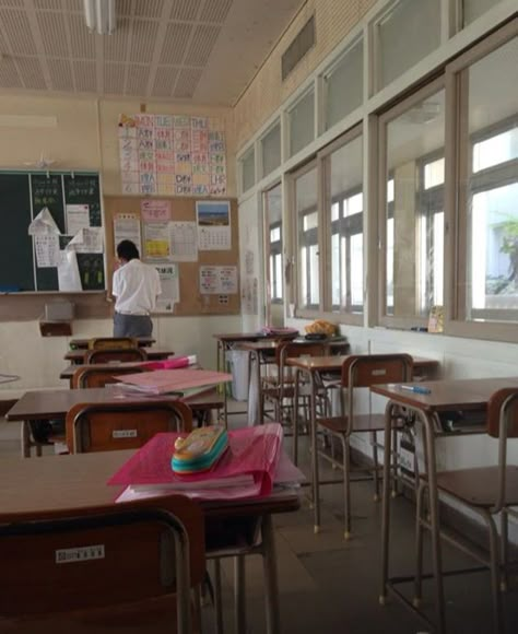 Japanese Classroom Highschool, Japanese Classroom Aesthetic, Korean High School Aesthetic, Japan Classroom, Japanese School Aesthetic, Korean Classroom, Japanese Classroom, Japan School, Classroom Window