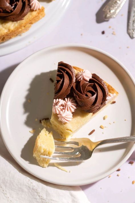 This easy sugar cookie cake is quick to make. It's soft and chewy and cheaper than the bakery! Frosted with an easy chocolate buttercream frosting and perfect for holidays and birthdays. Easy Chocolate Buttercream Frosting, Easy Chocolate Buttercream, Chocolate Buttercream Frosting Easy, Sugar Cookie Cake, Sugar Cookie Cakes, Simple Sugar, Homemade Frosting, Sugar Cookie Bars, Chocolate Buttercream Frosting