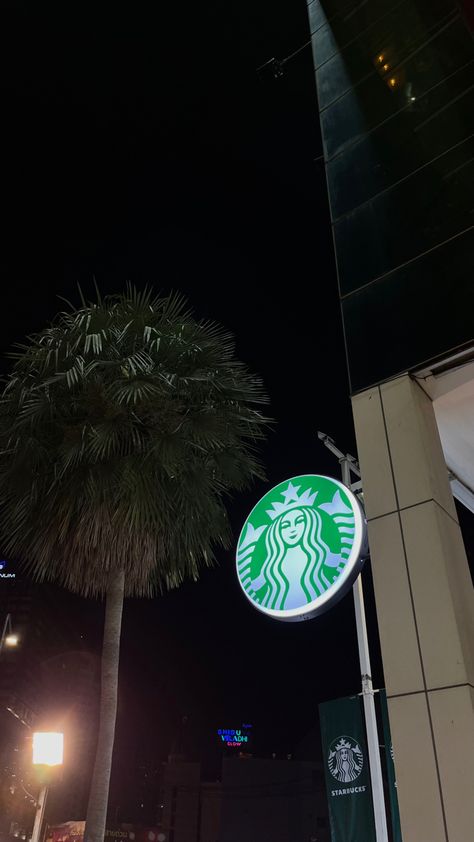 Starbucks Night Snap, Stores At Night Aesthetic, Late Night Coffee Shop Aesthetic, Late Night Coffee Snap, Foods Aesthetic Night, Starbucks Aesthetic Night, Night Coffee Snap, Starbucks At Night, Coffee Dark Aesthetic