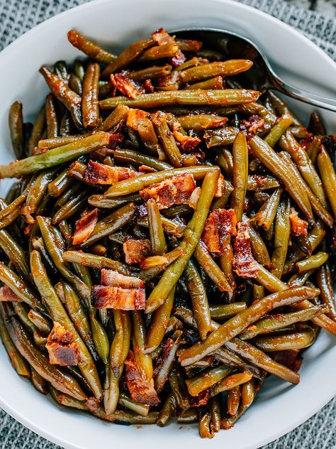 Bacon bits and onions on top of BBQ coated green beans in a white round serving dish. Bbq Green Beans, Brown Butter Frosting Recipe, Crockpot Green Beans, Cheese Quesadilla Recipe, Green Bean Dishes, Green Bean Recipe, Banana Bread Bars, Green Beans With Bacon, Bean Recipe