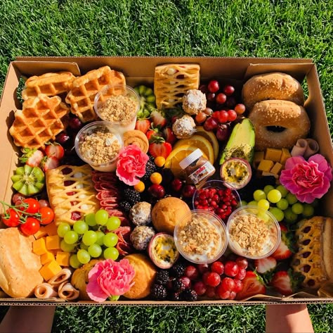 Continental Breakfast Board, Breakfast Graze Box Ideas, Breakfast Platter Ideas Mornings, Breakfast Graze Board, Brunch Box Breakfast, Brunch Box Ideas, Breakfast Platter Ideas, Picnic Breakfast Ideas, Breakfast Picnic Ideas