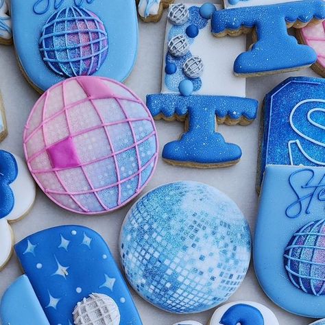 Tola | Cookie Artist & Content Creator on Instagram: "By the time I was done with this disco set, there was glitter EVERY.WHERE. but it was worth it! 😄  #discocookies #discoballcookies #birthdaycookies #dfwcustomcookies #dfwcookies #customsugarcookies #customdecoratedcookies #dallascustomcookies #dallascookies" Disco Ball Sugar Cookies, Disco Ball Cookies, Disco Cookies, Cookie Icing, Cookie Ideas, I Am Done, Birthday Cookies, Custom Cookies, Disco Ball