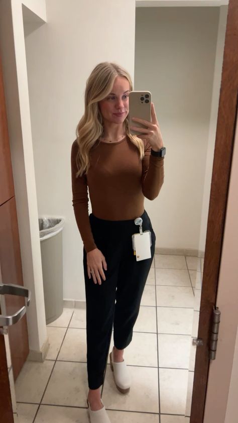 business casual outfit Interview Outfit Hospital Job, Business Casual Outfits Pa School, Business Casual Outfits Hospital, Healthcare Business Casual, Hospital Business Casual, Retail Work Outfits Women, Hospital Work Outfit, Business Casual College, Physical Therapist Outfit