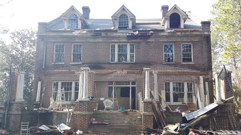 We bought a rundown abandoned mansion for $155k - now it's worth $745k more Old Brick Mansion, Old Mansions For Sale, Abandoned Mansion For Sale, Manor Estate, Estate House, Old Mansion, Old Manor, Abandoned Mansion, Old Mansions