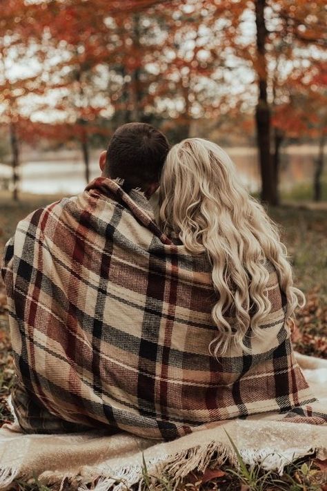 Autumn Photography Couples, Autumn Couple Photoshoot, Autumn Engagement Photos, Couple Autumn, Autumn Couple, Fall Couple Pictures, Fall Photoshoot Ideas, Save The Date Pictures, Portret Feminin