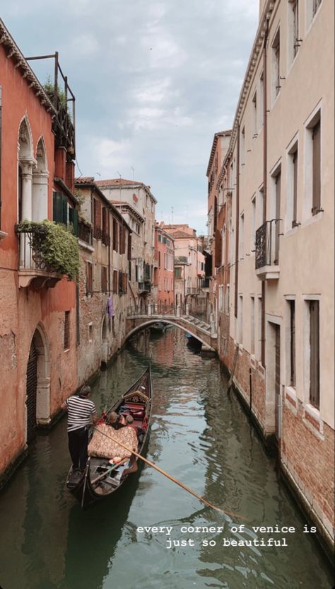 Travel Instagram Ideas, Venice Photos, Europe Travel Outfits, Travel Picture Ideas, Italian Life, Instagram Photo Ideas Posts, Travel Instagram, Travel Goals, Venice Italy