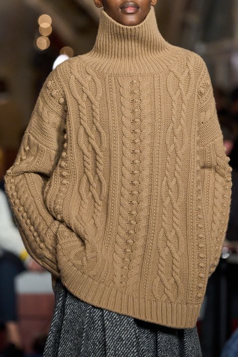 Tommy Hilfiger Fall 2024 Ready-to-Wear https://www.vogue.com/fashion-shows/fall-2024-ready-to-wear/tommy-hilfiger Knitted Mittens Pattern, Knitwear Inspiration, Autumn Knitwear, Winter Knitwear, Vogue Knitting, Sweater Trends, Knitting Magazine, Knitwear Fashion, Knit Style