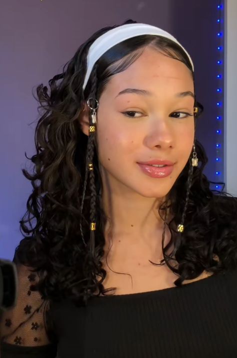 Say goodbye to bad hair days with these easy curly hairstyles! 💁‍♀️ Whether you have tight coils or loose waves, these styles will have you looking fabulous in no time. #curlyhair #hairstyles #easyhairstyles #naturalhair #curlygirl #hairinspo #beauty ✨ Knitted Headband Hairstyles, Headbands And Curly Hair, Curly Hair Styles With Bandanas, Headband For Curly Hair, Tsireya Hairstyle, Headband Curly Hairstyles, Curly Hairstyles With Headbands, Curly Braid Hairstyles, Unique Curly Hairstyles