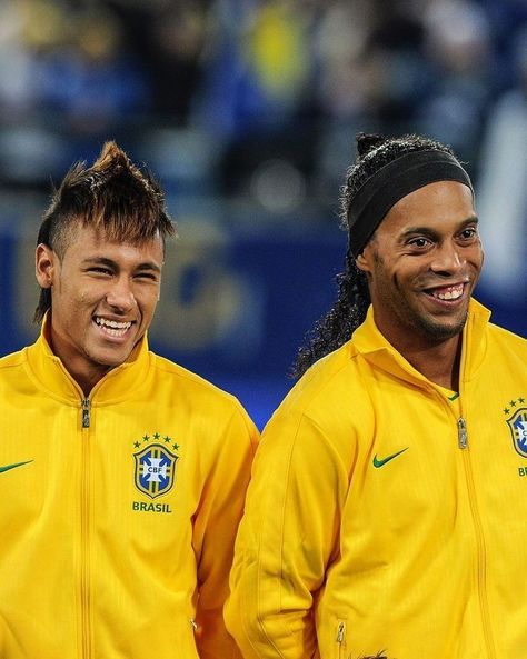 Neymar And Ronaldinho, Neymar Skills Video, Ronaldinho Wallpapers, Brasil Football, Football Brazil, Brazil Team, Football Pics, Cr7 Messi, Neymar Jr Wallpapers