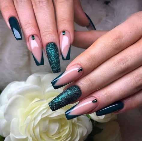 Coffin Nail Ideas Green, Emerald Green Nails Coffin, Emerald Green Nails Acrylic Coffin, Emerald Nails Acrylic, Emerald Green Nails Design, Green Acrylic Nails Designs, Emerald Green Nail Ideas, Hunter Green Nails, Green Prom Nails