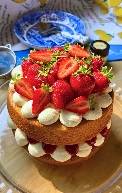 The Best Victoria Sponge Cake Victoria Cake Recipe, Victoria Sponge Cake Decoration, Victoria Sponge Cake Recipe, Dessert Pasta, Sweet Whipped Cream, Mango Cheesecake, Victoria Sponge Cake, Gluten Free Cheesecake, Gourmet Cupcakes