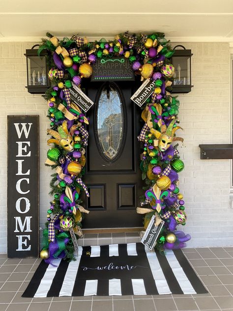 Mardi Gras Door, Mardi Gras Diy, Mardi Gras Party Decorations, Madi Gras, Cajun French, Mardi Gras Centerpieces, Mardi Gras Crafts, Mardi Gra, Mardi Gras Wreath