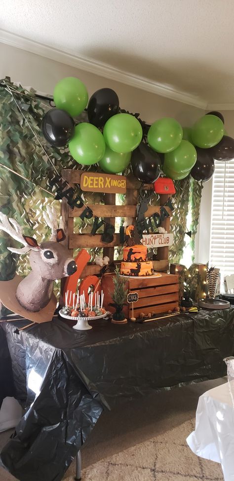 Mossy Oak Birthday Party Ideas, Bear Hunting Birthday Party, Hunting Pinata, Jag Partytjie Idees, Hunter Party Hunting Themes, Mens Hunting Birthday Party, Deer Hunting Party Ideas, Hunting Birthday Party Ideas For Men, Deer Hunter Birthday Party