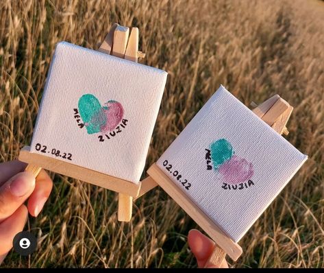 Cute Couple Things To Do Art, Thumb Couple Painting, Cute Canvas Ideas For Boyfriend, Couple Art Projects Activities, Mini Canvas Art Couple, Mini Canvas Couple Painting, Diy Couple Art Ideas, Diy Couple Crafts, Canvas Couple Painting Ideas