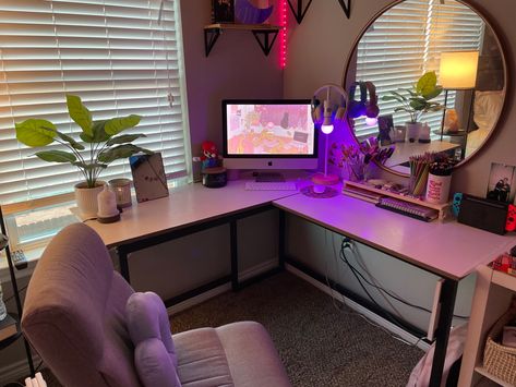 Dreamy Desksetup L Desk Aesthetic, Vanity Gaming Desk, Corner Desk Setup Ideas, Pc And Vanity Desk, Corner Desk Aesthetic Inspiration, Corner Desk Inspo Aesthetic, Feminine Desk Setup, Micke Corner Desk Aesthetic, Imac Aesthetic Set Up