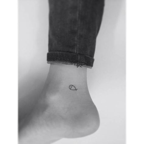 Fish Tattoo, Nature Ocean, Cute Fish, Aquatic Animals, Little Tattoos, Minimalist Tattoo, Tattoo Artist, Tattoo Studio, Tattoos And Piercings