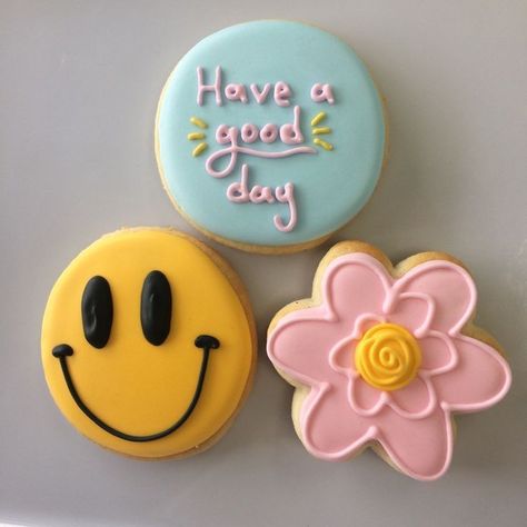 Cookie Decorating Ideas Summer, Preppy Cupcakes, Happy Face Cookies, Galletas Aesthetic, Face Cookies, Doodle Cake, 10 Birthday Cake, Sugar Cookie Designs, Holiday Snacks