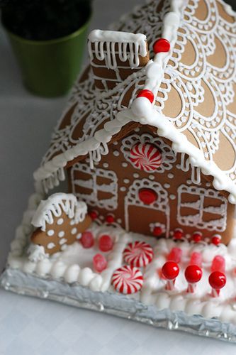 gingerbread - cute roof design Winter Torte, Gingerbread Creations, Gingerbread Ideas, Gourmet Sweets, Gingerbread House Parties, All Things Gingerbread, Gingerbread House Cookies, Cupcakes Decorados, Gingerbread Decorations