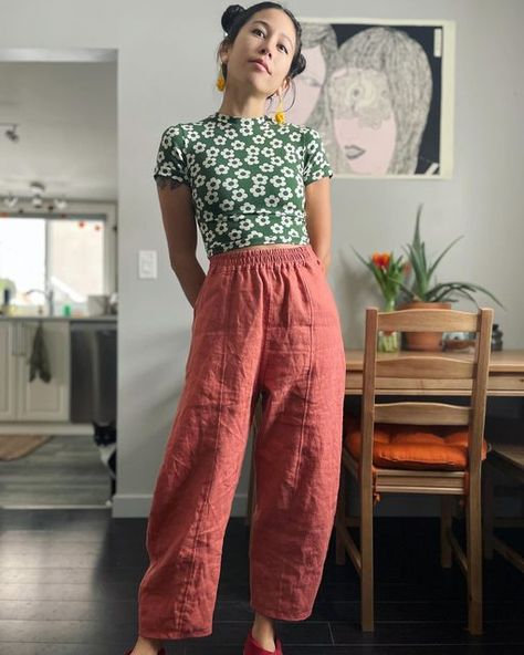 Leila on Instagram: "as a strong proponent of never making toiles/always making wearable toiles 🙃 i present to you: version 2 of my red @sewliberated #arthurpants 🥳 i made v similar changes to my black pair & took in every panel seam by 1” but didn’t wanna mess with the rise so that remained the same (removed 1” from the top of the waist on the first go). also took some length off the bottom hem 🥰 (sz 0) also whipped up one of my favs ~ @megannielsenpatterns #mnrowan in a cropped tee version Style Muse, Quirky Fashion, Mama Style, My Black, Cropped Tee, Spring Summer Outfits, The Rise, Daily Outfits, Aesthetic Clothes