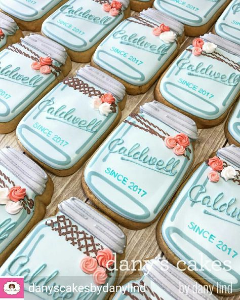 Mason Jar Cookies Decorated, Mason Jar Sugar Cookies, Cookie Flowers, Wedding Cookies Decorated, Cookie Tips, Jar Cookies, Anniversary Cookies, Mason Jar Cookies, Bridal Cookies