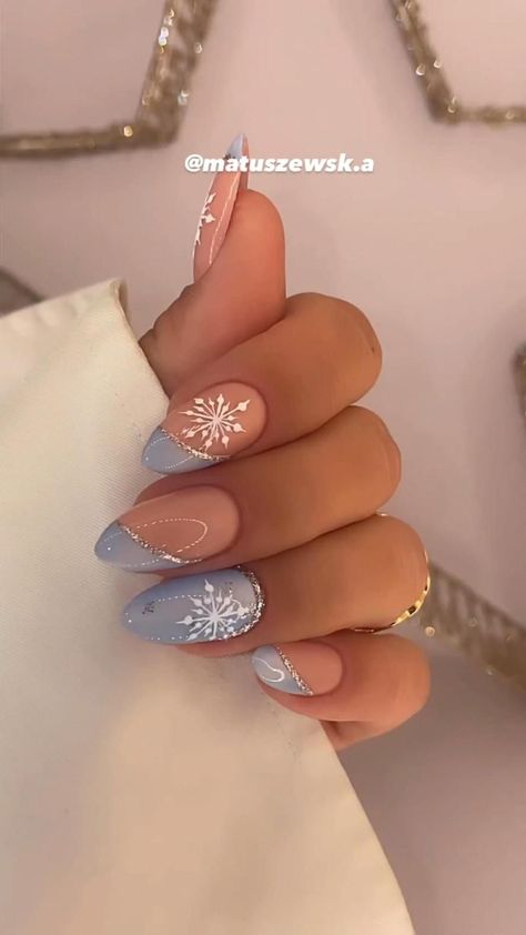 Elevate your winter style with these chic and trendy snowflake nails that will give you the perfect K-beauty look. Blue Christmas Nails, January Nails, Fancy Nails Designs, Christmas Gel Nails, Her Nails, Snowflake Nails, Glam Nails, New Year's Nails, Xmas Nails