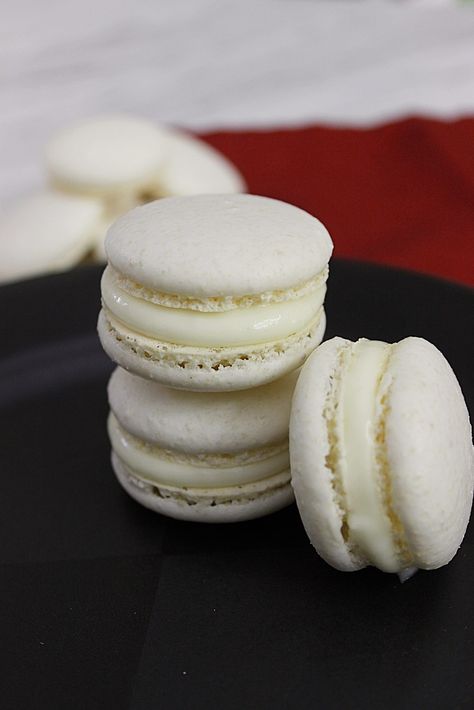 White Chocolate Cream Cheese Macarons - Windy City Baker Almond Macarons, Almond Buttercream, Kue Macaroon, Almond Macaroons, Macaron Filling, Chocolate Cream Cheese Frosting, Macaron Cookies, Italian Meringue, Macaroon Recipes