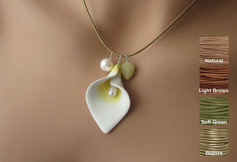 Art Craft Ideas, Polymer Clay Kunst, Air Clay, Fimo Jewelry, Jewelry Clay, Pasta Francesa, Lily White, Calla Lilies, Polymer Jewelry