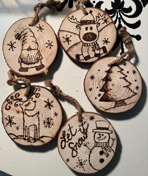 Wooden Ornaments Wood Burning, Wood Burning Art Christmas, Christmas Wood Burning Ornaments, Wood Burned Ornament, Wood Burn Ornaments Tree Slices, Wood Burning Ornament Ideas, Woodburn Christmas Ornaments, Pyrography Christmas Ornaments, Wood Burning Ideas Christmas