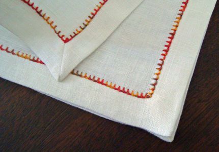 How to Make Cocktail and Dinner Napkins - Threads Miter Corners, Diy Dinner, Sewing Garments, Diy Sewing Gifts, Diy Napkins, Linen Cocktail Napkins, Embroidered Napkins, Cloth Cocktail Napkins, Machine Sewing