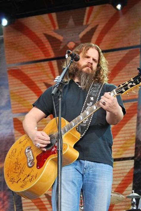 Jamey Johnson is one of the most popular US country singers, as well as being the author of songs that he performs himself. Jamey Johnson, Hello Darlin, Avett Brothers, Outlaw Country, Country Singer, Workout Music, Country Music Artists, Music Heals, Jim Morrison